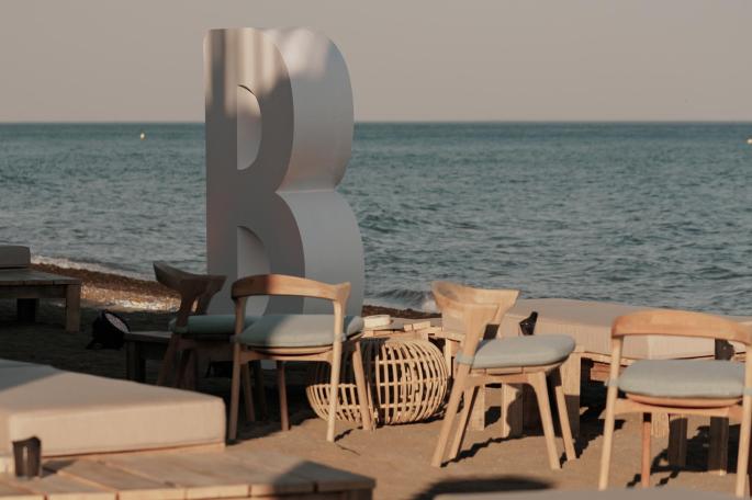The new Beso Beach Mallorca is a dreamy seafront restaurant on a beach with crystal clear waters which, as well as having a table area with feet in the sand, a swimming pool and a wet bar, also has an indoor dining area.