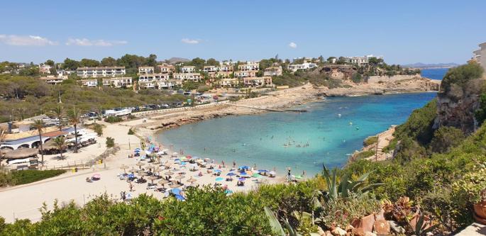 Cala Murada, 350 metres long and 35 metres wide on average, stands out for its unique configuration.
