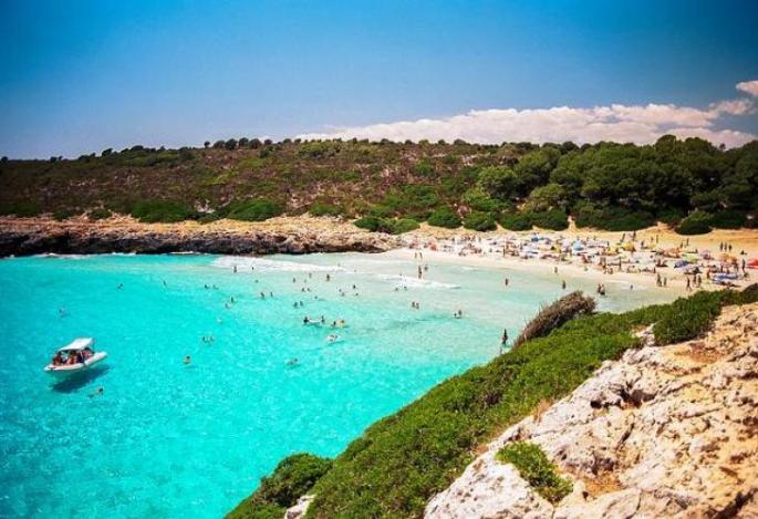 The natural features of this cove, where you can explore various sea caves, make it a unique spot for cavers, snorkellers and di