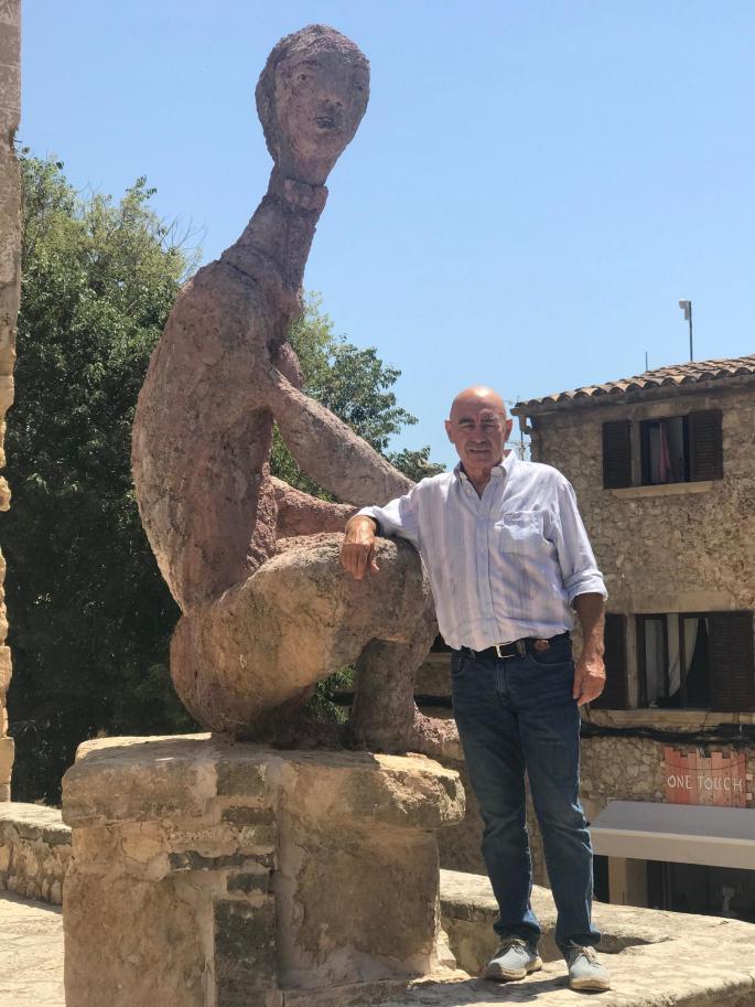 The artist with the figure that is by the town hall building and which represents pride