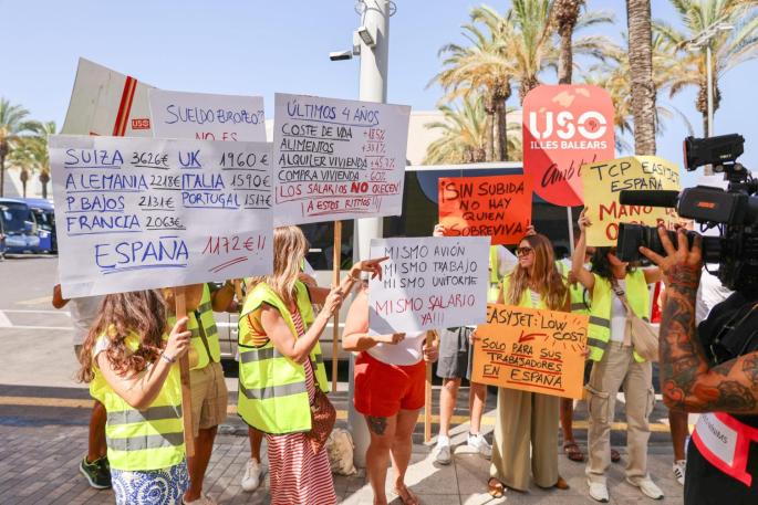 easyJet staff protest at Palma airport.