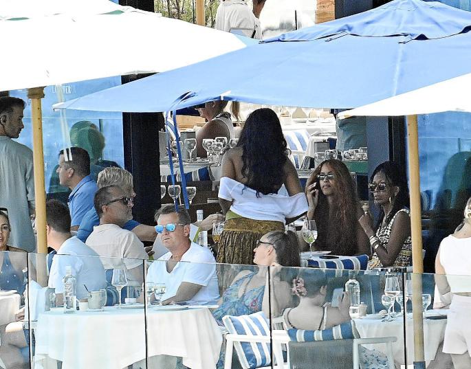 Michelle Obama and daughters in Mallorca