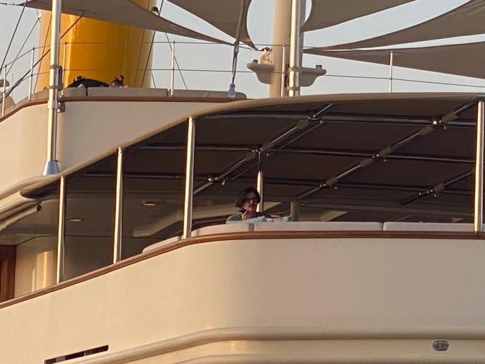 Is that Johnny Depp on board the yacht which is currently being used to shoot Day Drinker, his new film?