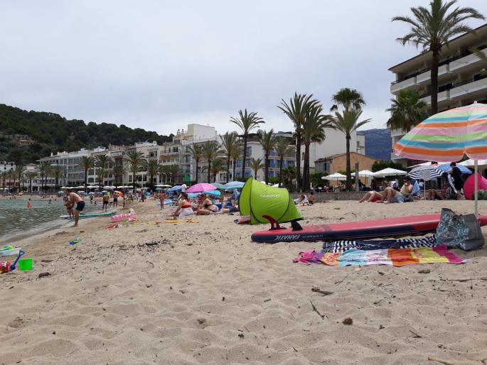 Families enjoy a sunny afternoon on Repic Beach in the Port of Soller