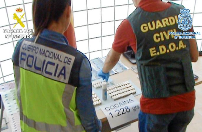 UNA "MULA" EXPULSA 97 ENVOLTORIOS DE "COCA" DE ENTRE 10 Y 12 GRAMAS CADA UNO. DROGAS - COCAINA.
