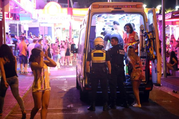 MAGALUF. AGRESIONES. UNA JOVEN BRITANICA MUERDE A LOS SANITARIOS QUE LA ATENDIAN EN PUNTA BALLENA.