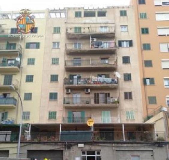 The evacuated building on calle Sureda, Palma