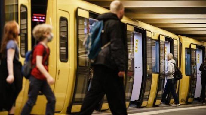 Passengers at Alexanderplatz in Berlín.