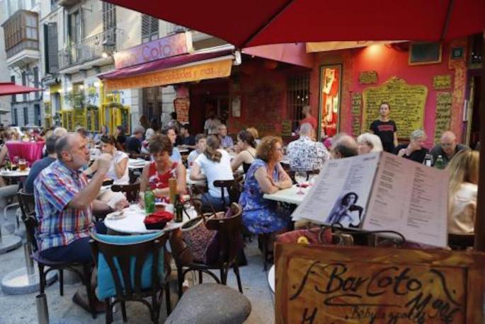 Eating outside carries low to medium risk of Covid-19 infection.