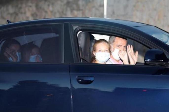 King Felipe VI, Queen Letizia & daughters.