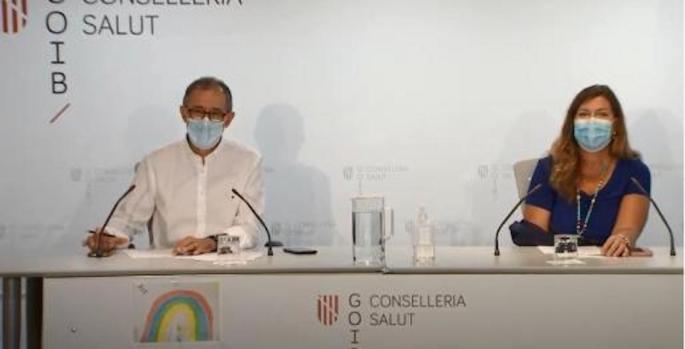 Dr Javier Arranz, Spokesperson for the Regional Committee on Infectious Diseases & Health Minister Patricia Gómez.