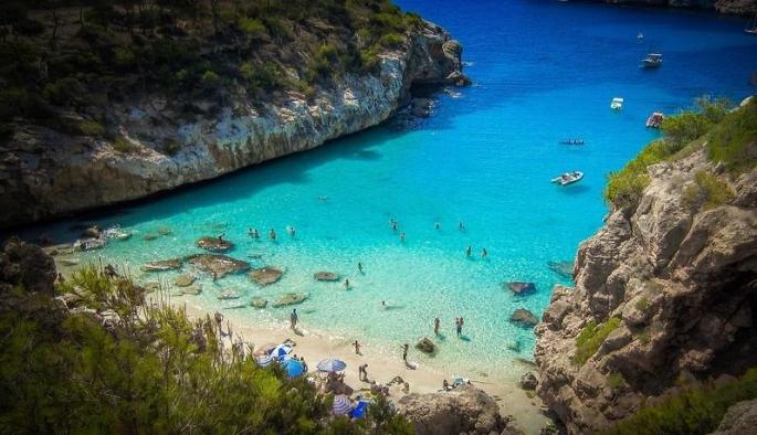 A beautiful photo of a beach