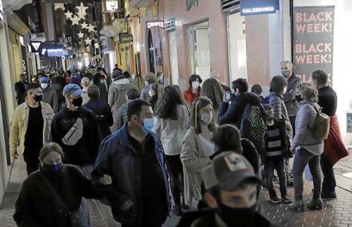 Shoppers in Palma.