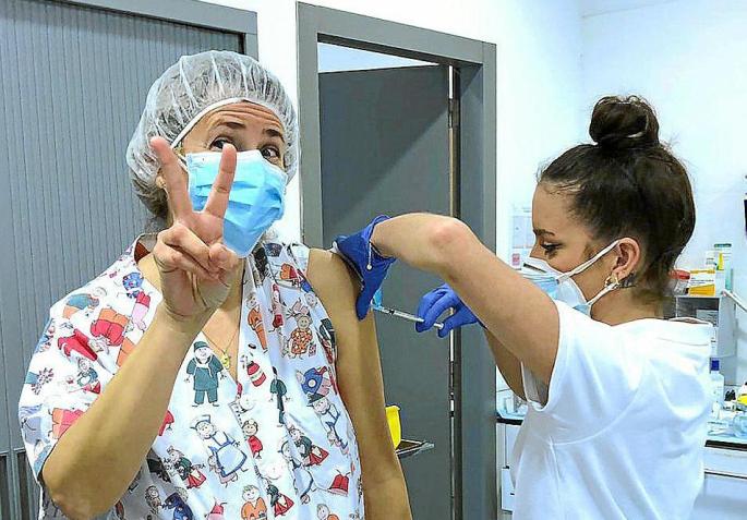 Ibiza nurse gets 1st Pfizer jab.