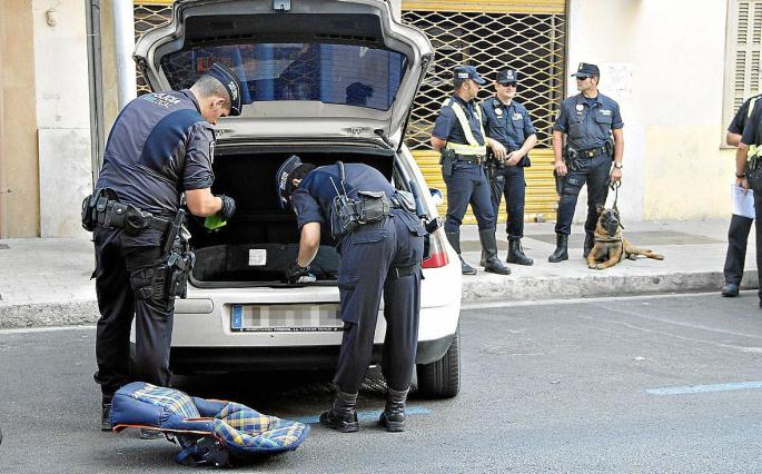 Palma police (Mallorca) searching for drugs