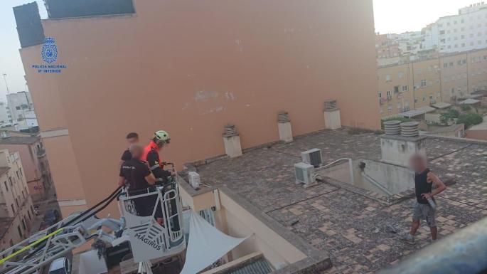 Fire fighters rescuing te suspect.