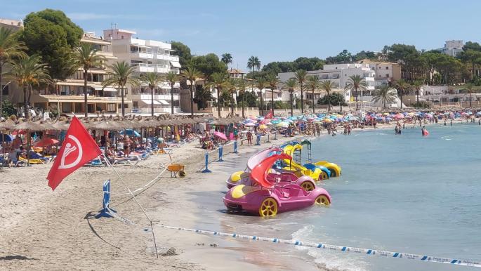 Part of a beach in Paguera, Mallorca closed because of a spill