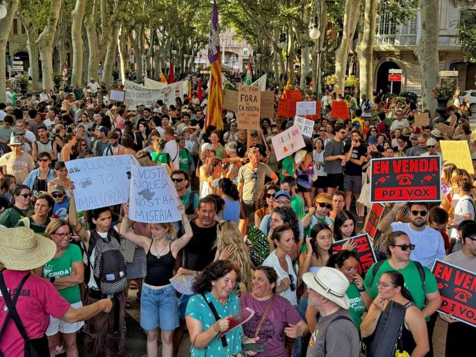 Thousands of citizens crowd the streets of Palma in an outcry against overcrowding