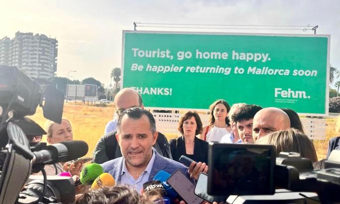 The initiative, which has started with around twenty billboards distributed throughout Mallorca, uses positive and welcoming mes
