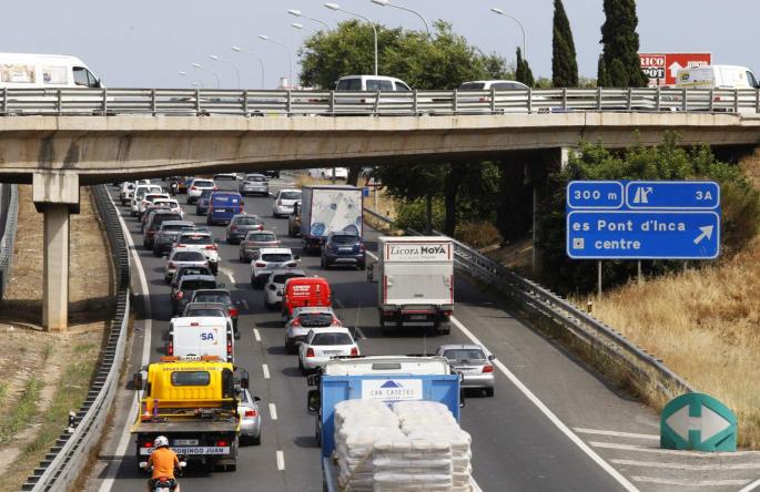 Tourist-season traffic jams renew debate over car restrictions in the Balearics.
