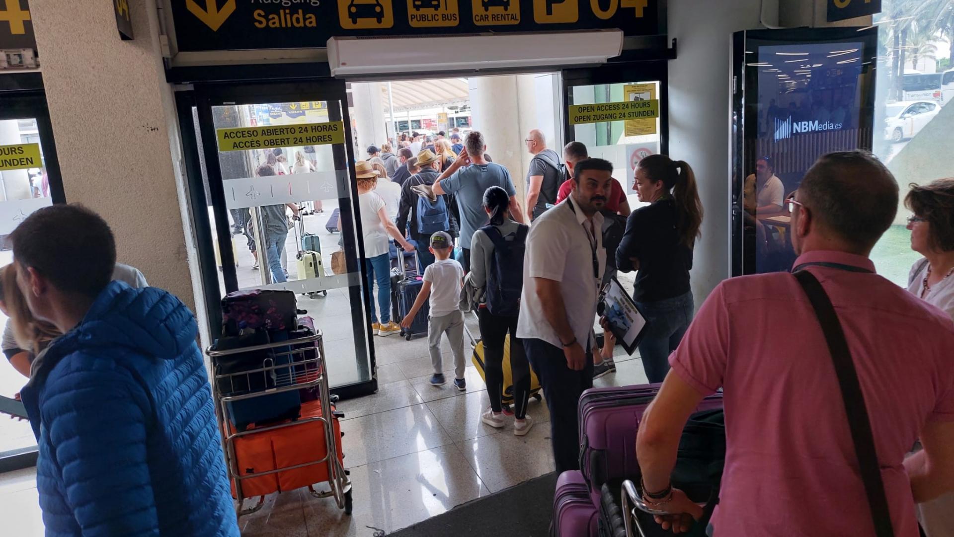 Queues for taxis at Palma airport
