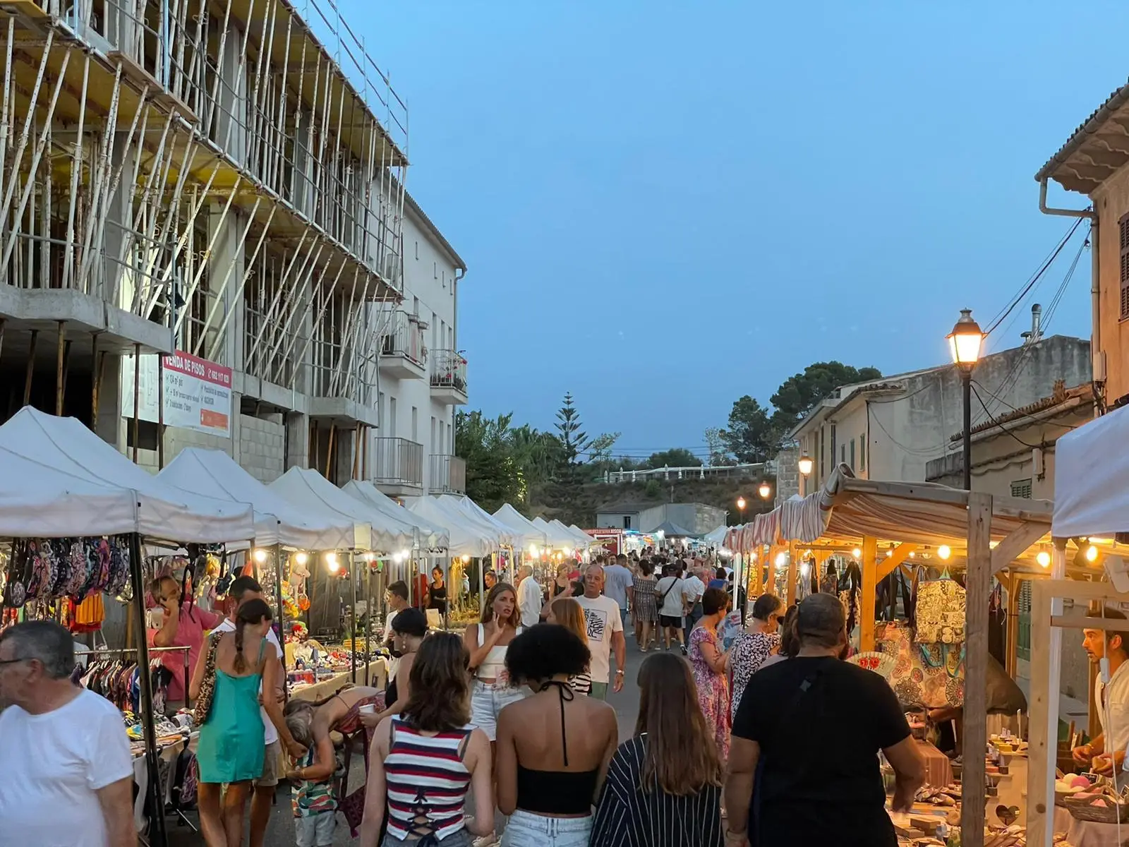 SANT LLORENÃ‡ - FIESTAS POPULARES - Cientos de personas llenan s'EstaciÃ³ en la tradicional Fira Nocturna.Artesanos y Comerci