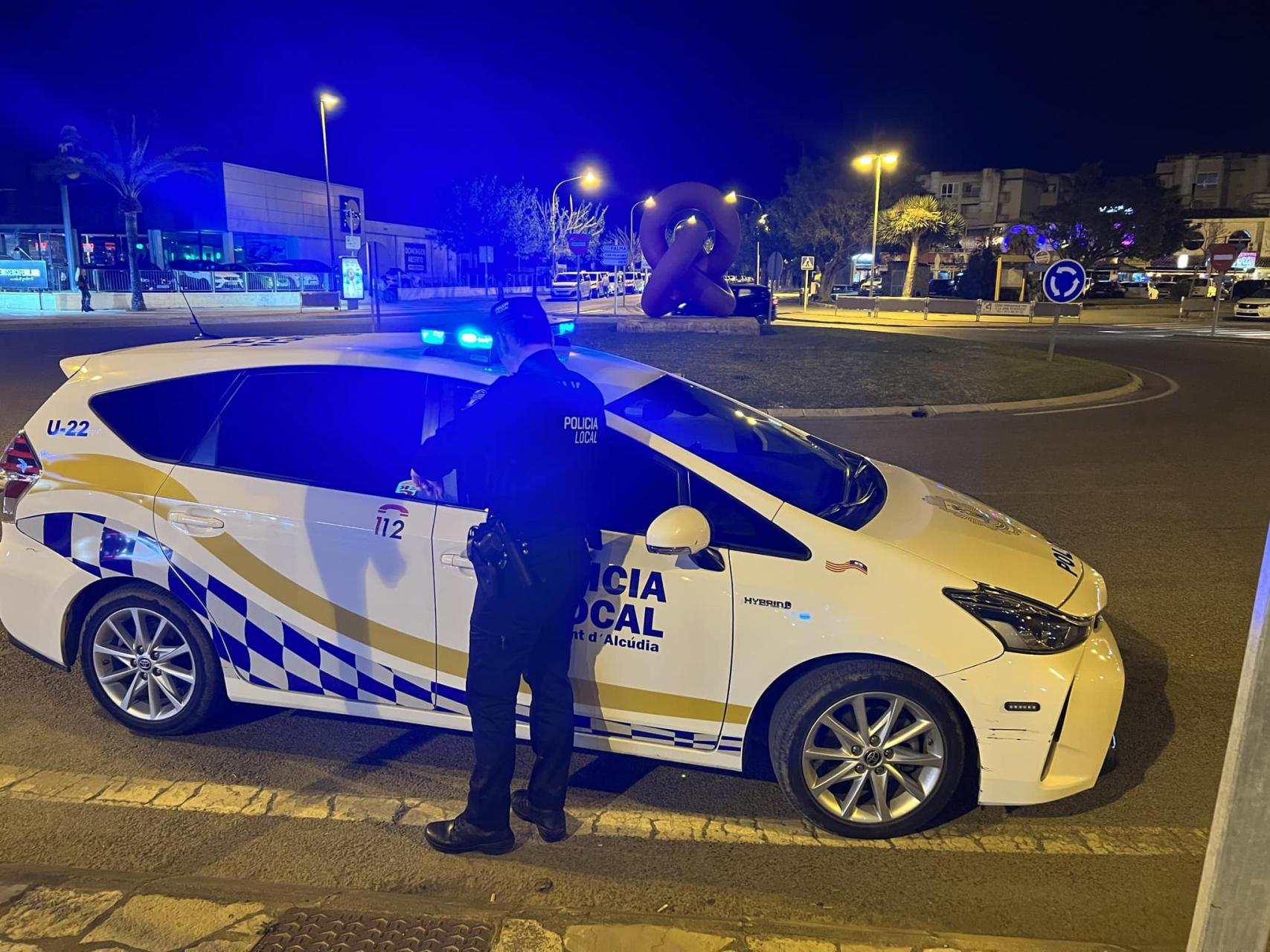 alcudia-mallorca-police-save-man-from-bleeding-to-death