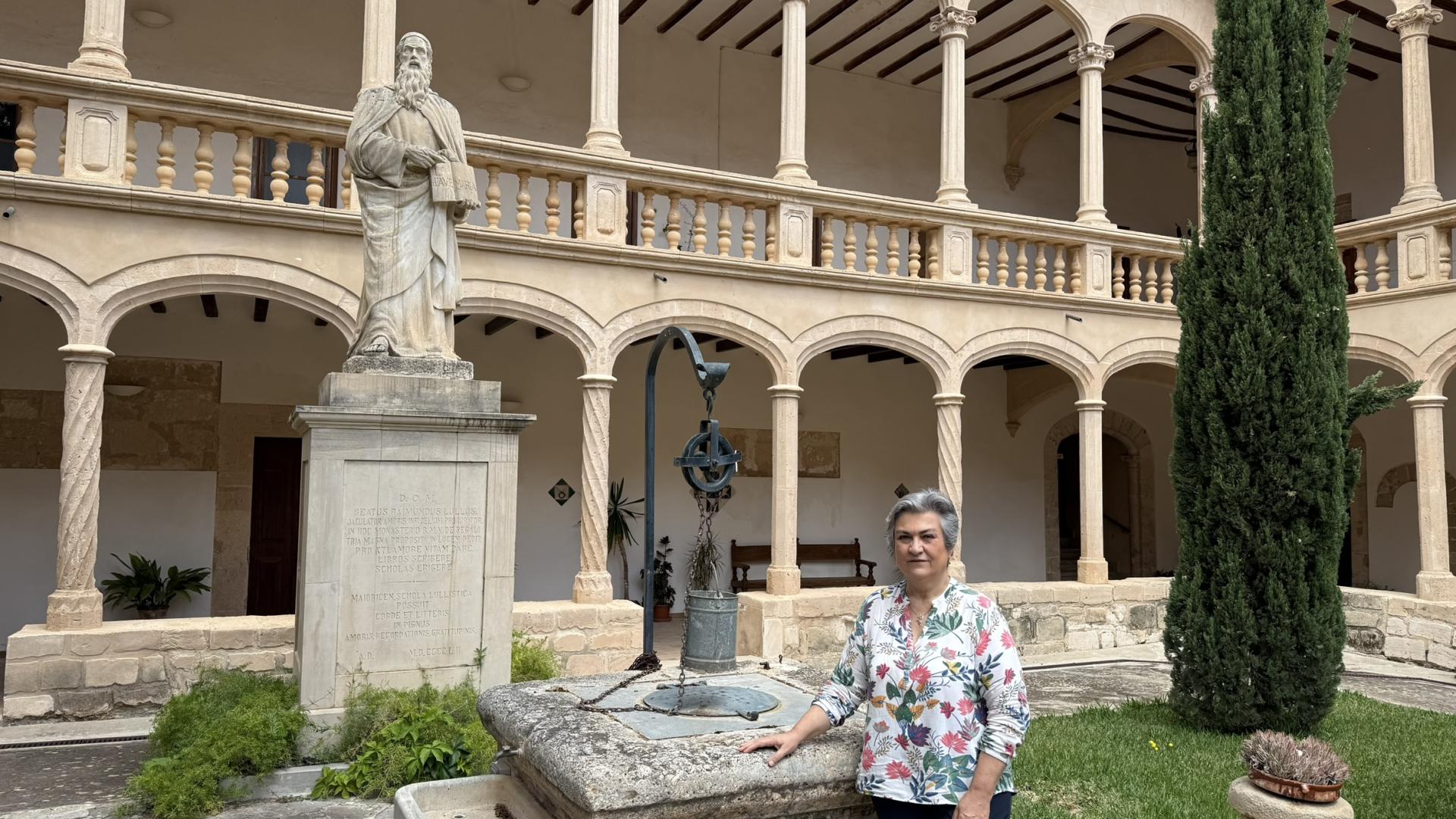 Der Gelehrte Ramon Llull ist eines der Idole von Caterina Valriu, die hier mit einer Statue zu sehen ist, die ihn im Kloster La