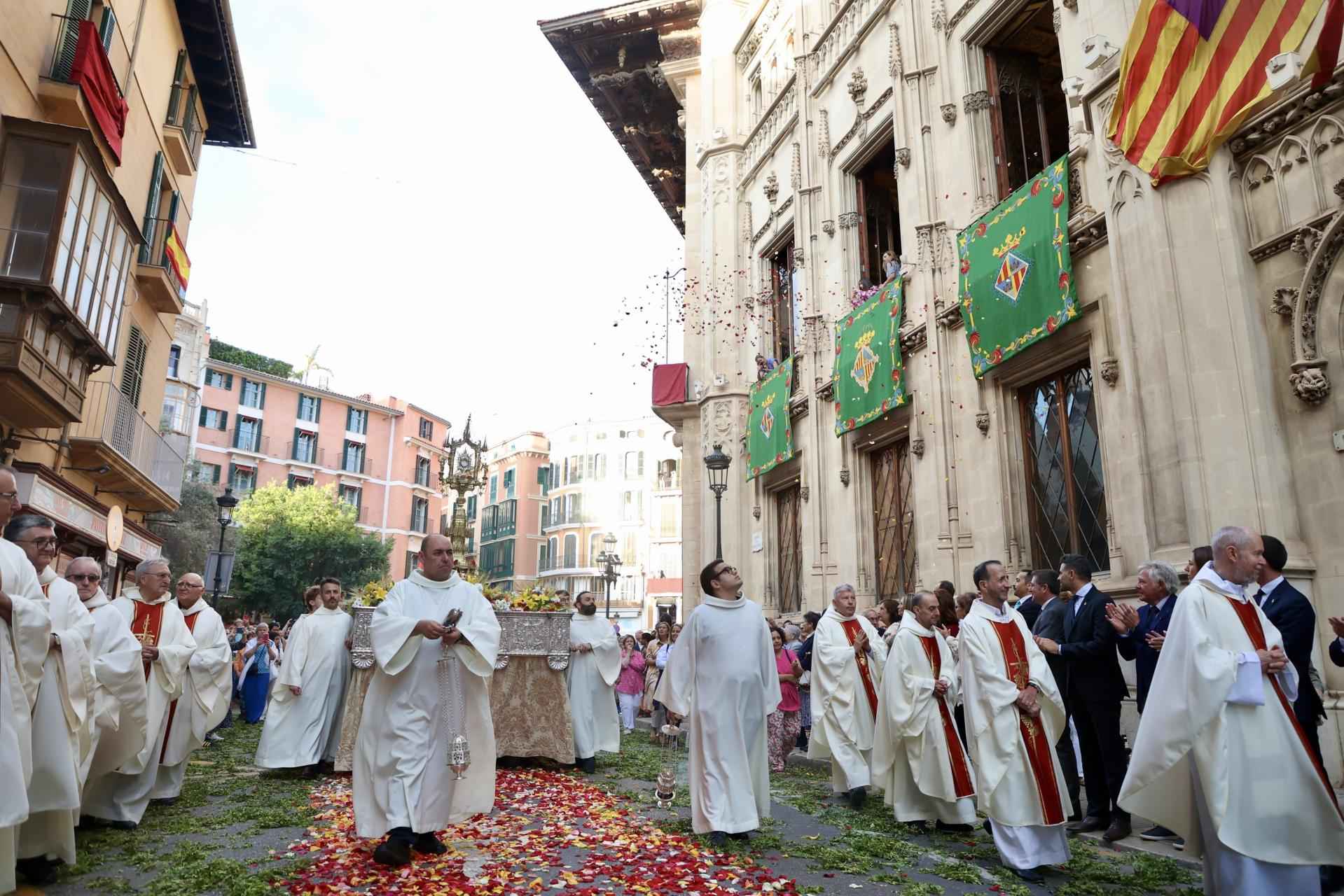 PALMA. FIESTAS RELIGIOSAS. Palma celebra el Corpus Christi. La Catedral de Mallorca se llenÃ³ de fieles para la misa estacional