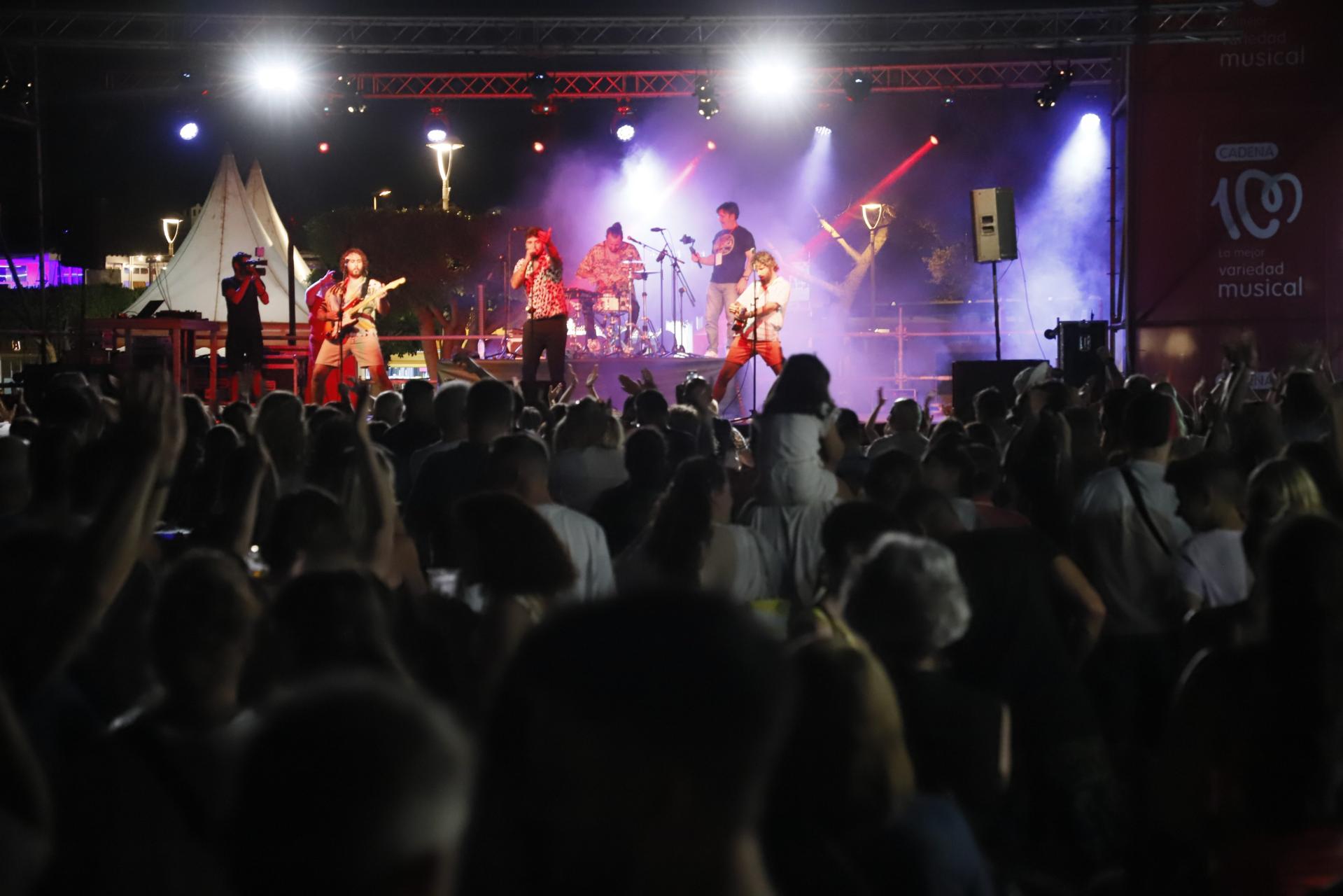 SANTA PONÃA. FIESTAS POPULARES. FESTES DE SANT JOAN. NIT DE SANT JOAN. Miles de personas âtomanâ las playas de Palma tras d
