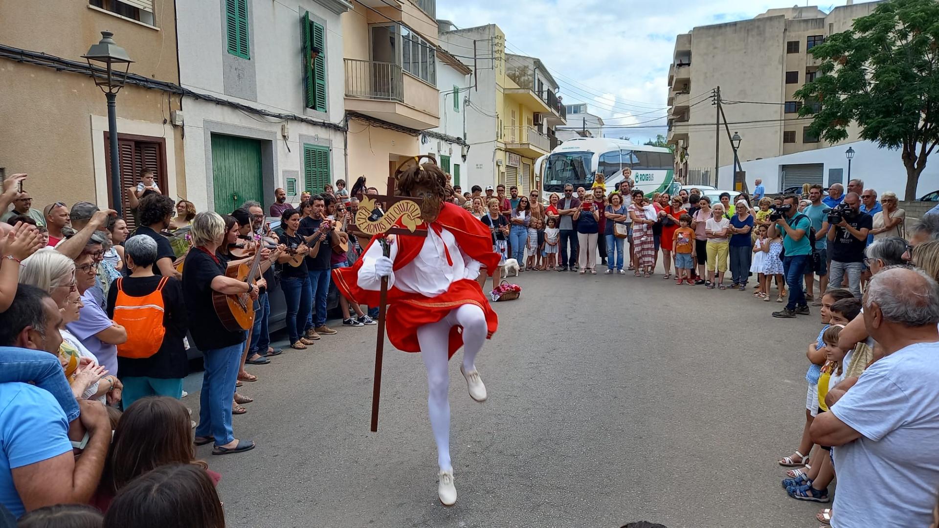FELANITX. TRADICIONS. Sant Joan PelÃ³s recorre de nuevo la ciudad con su danza caracterÃ­stica. Muchos seguidores. De cada aÃ±o