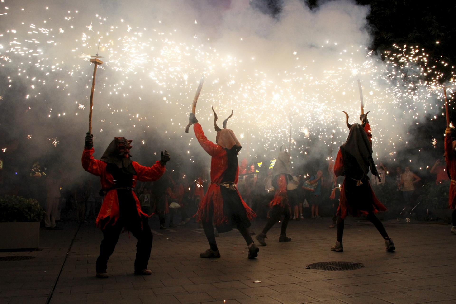 PALMA. BARRIOS. FIESTAS DE VERANO DEL BARRIO DE SANTA PAGESA. CORREFOC Y BATUCADA EN SANTA PAGESA.