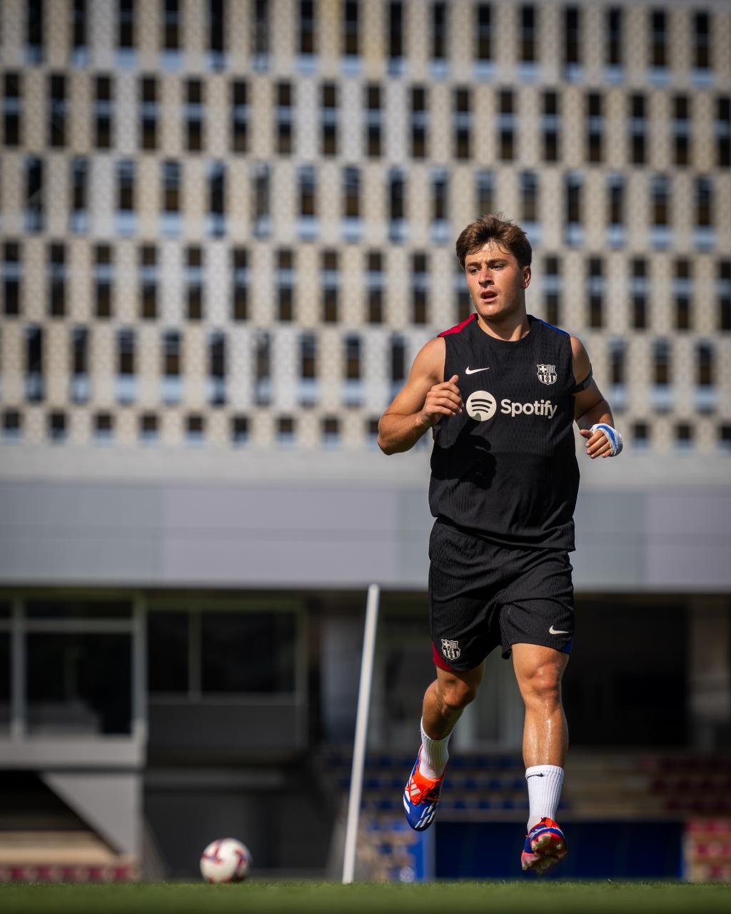 BARCELONA FUTBOL - Pablo Torre, en una sesiÃ³n de entrenamiento con el Barcelona.
