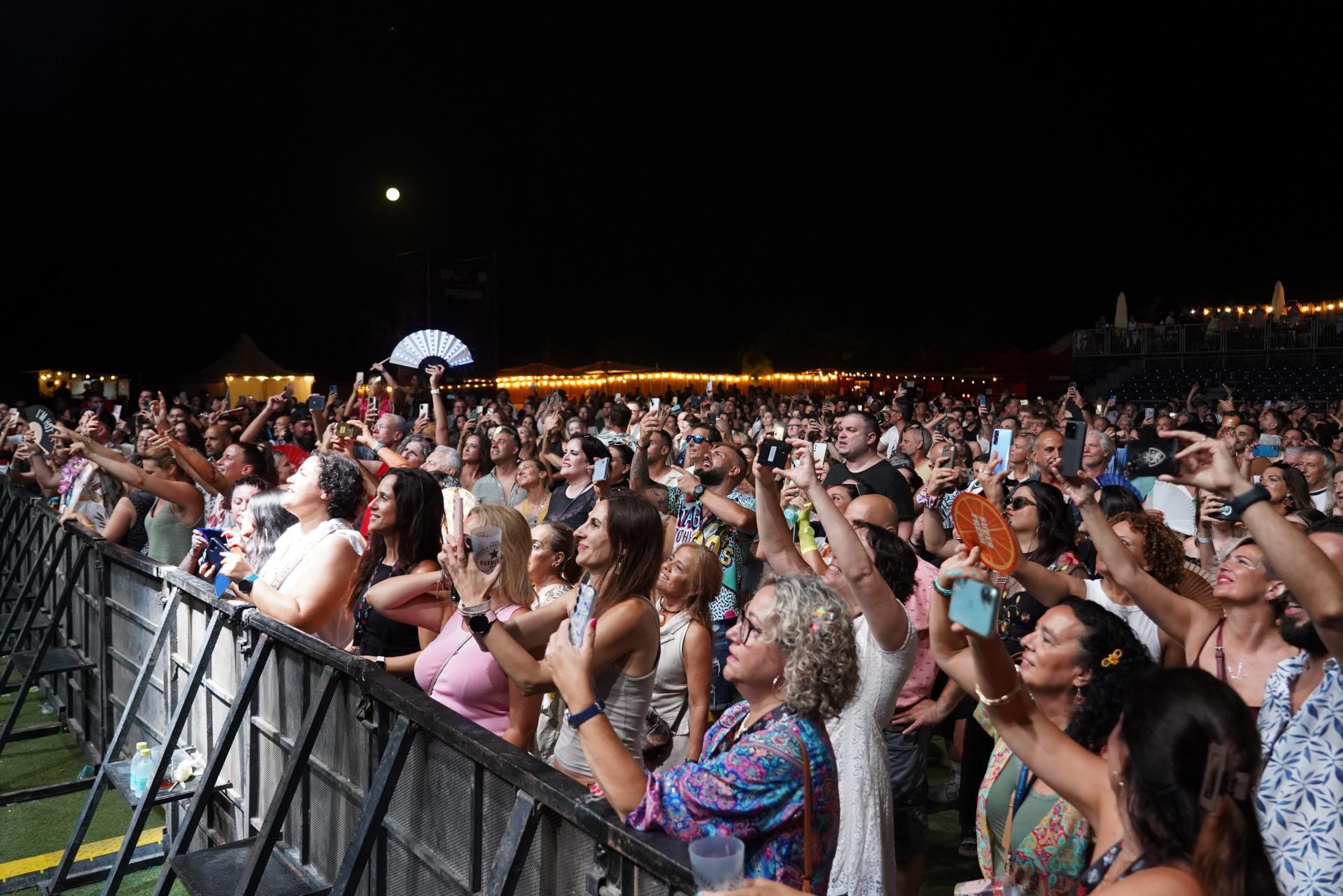 MAGALUF. MUSICA. Es Jardà descorcha su tercera edición con Kate Ryan y âChildren of the â80sâ. Un momento del concierto