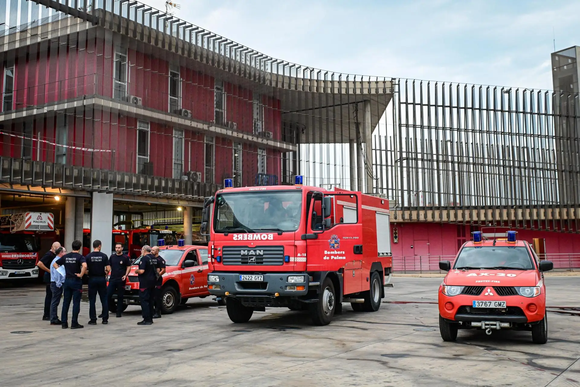 50 Balearic firefighters race to Castilla y León to help battle ...