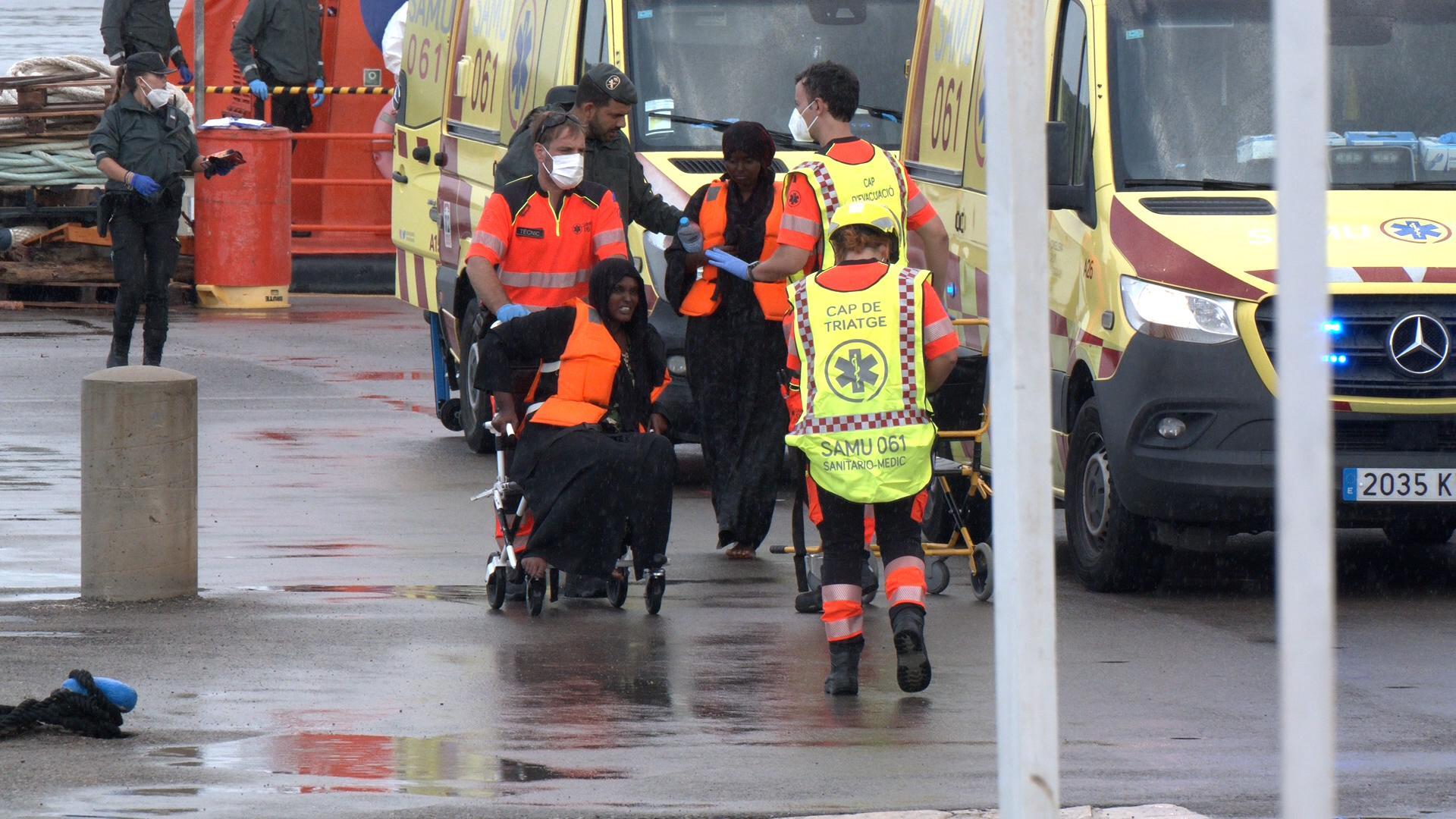 Migranter räddade efter liten båt kapslad från Mallorca
