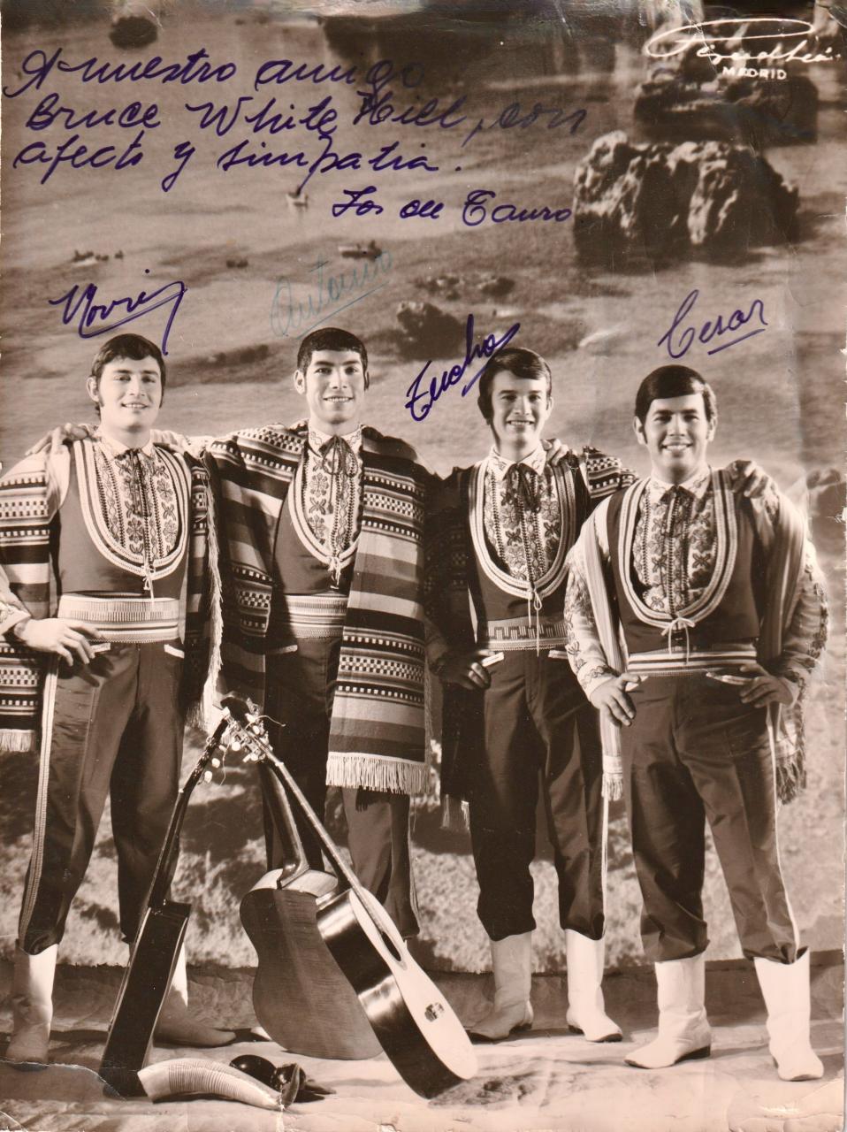 Bruce Whitehill holding historical photos of Mallorca
