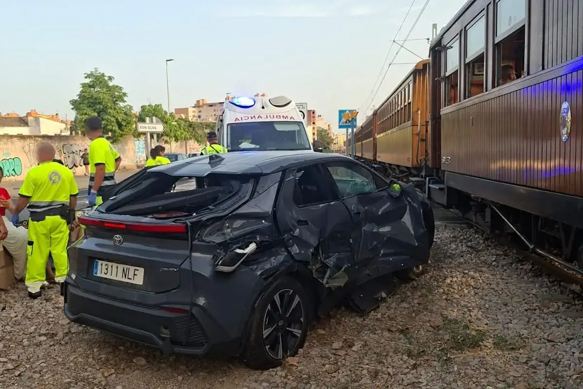 Woman injured in collision between car and Soller train in Palma