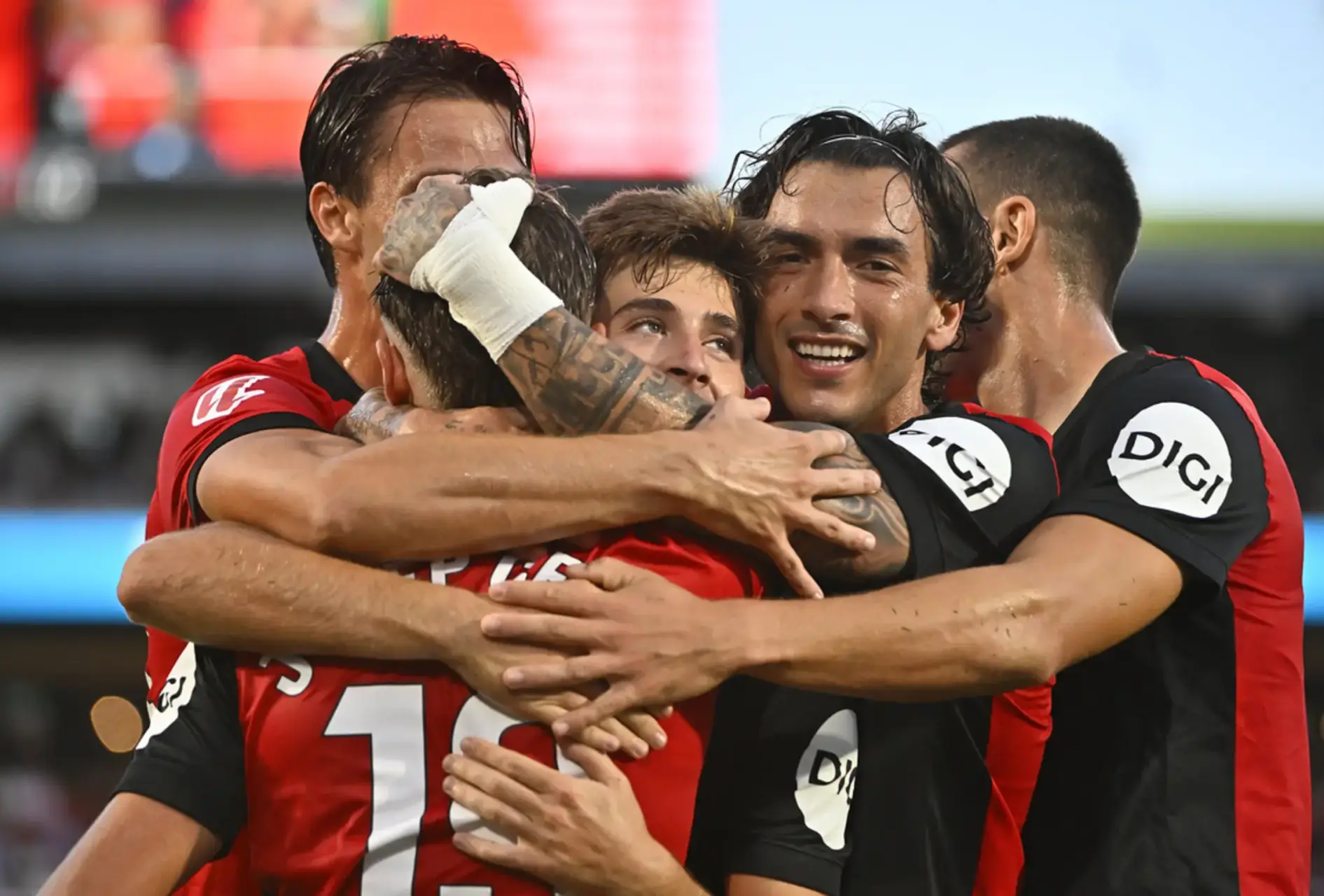 Mallorca midfielder Antonio Sanchez (second right)