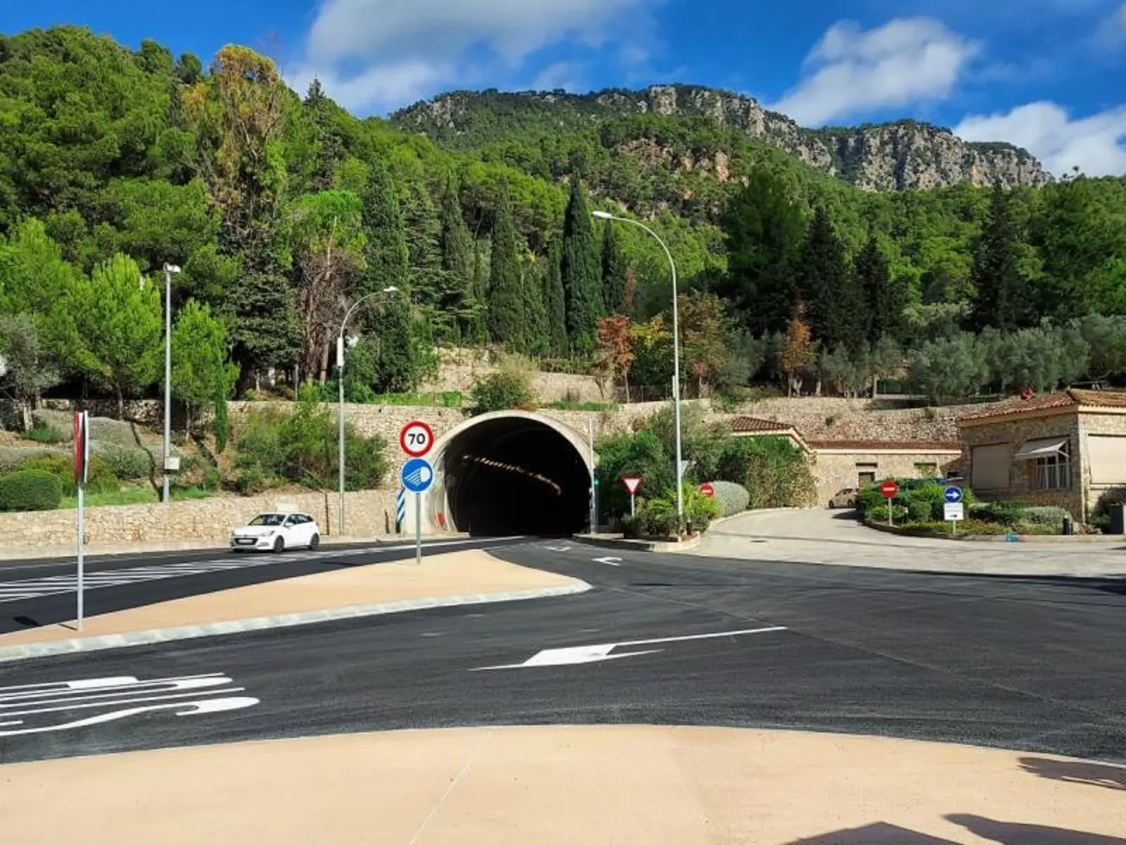 The works are intended to ensure the safety of the infrastructure and involve replacing the signage panels.