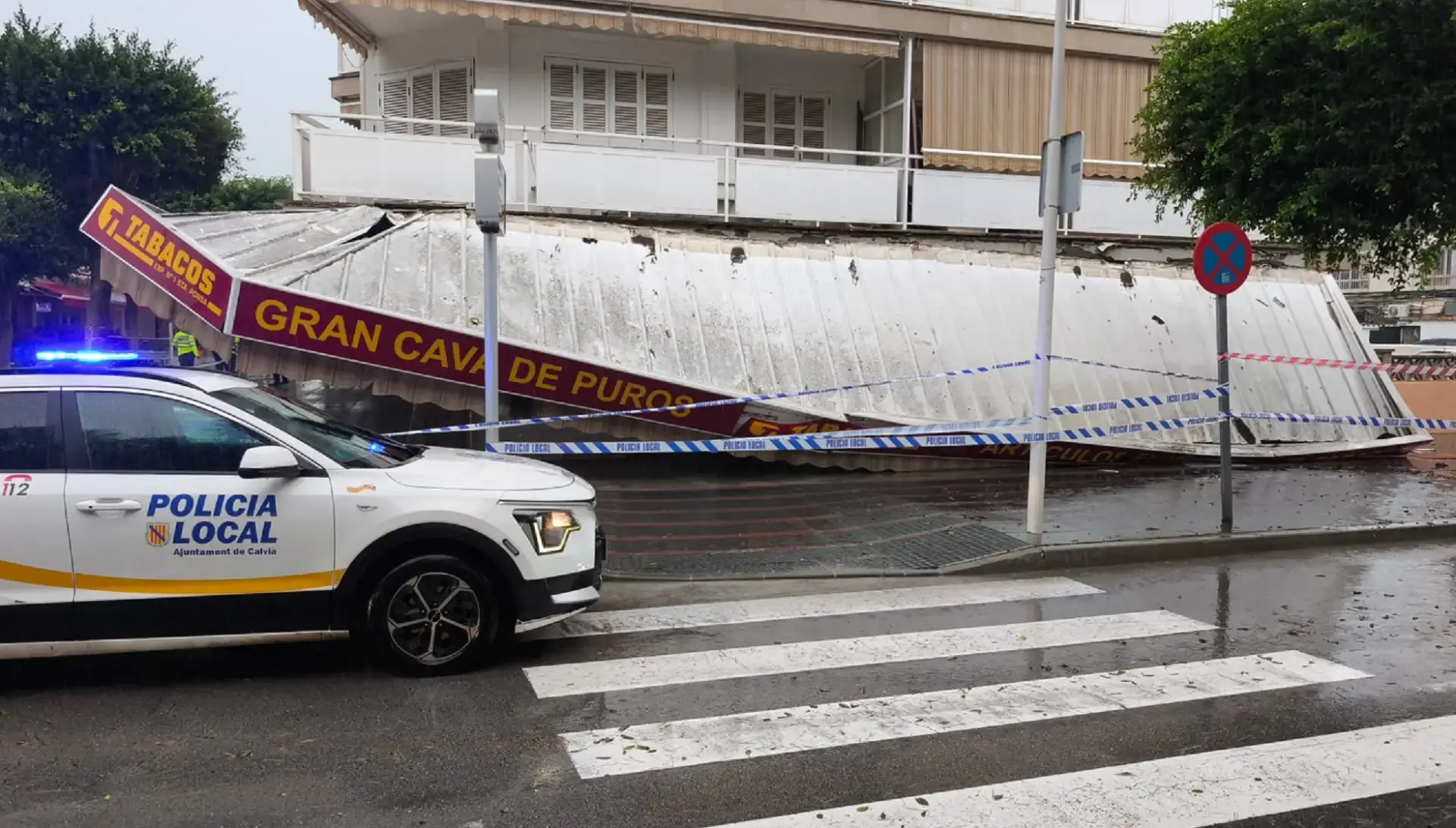 Shops in Santa Ponsa were damaged by the storm.
