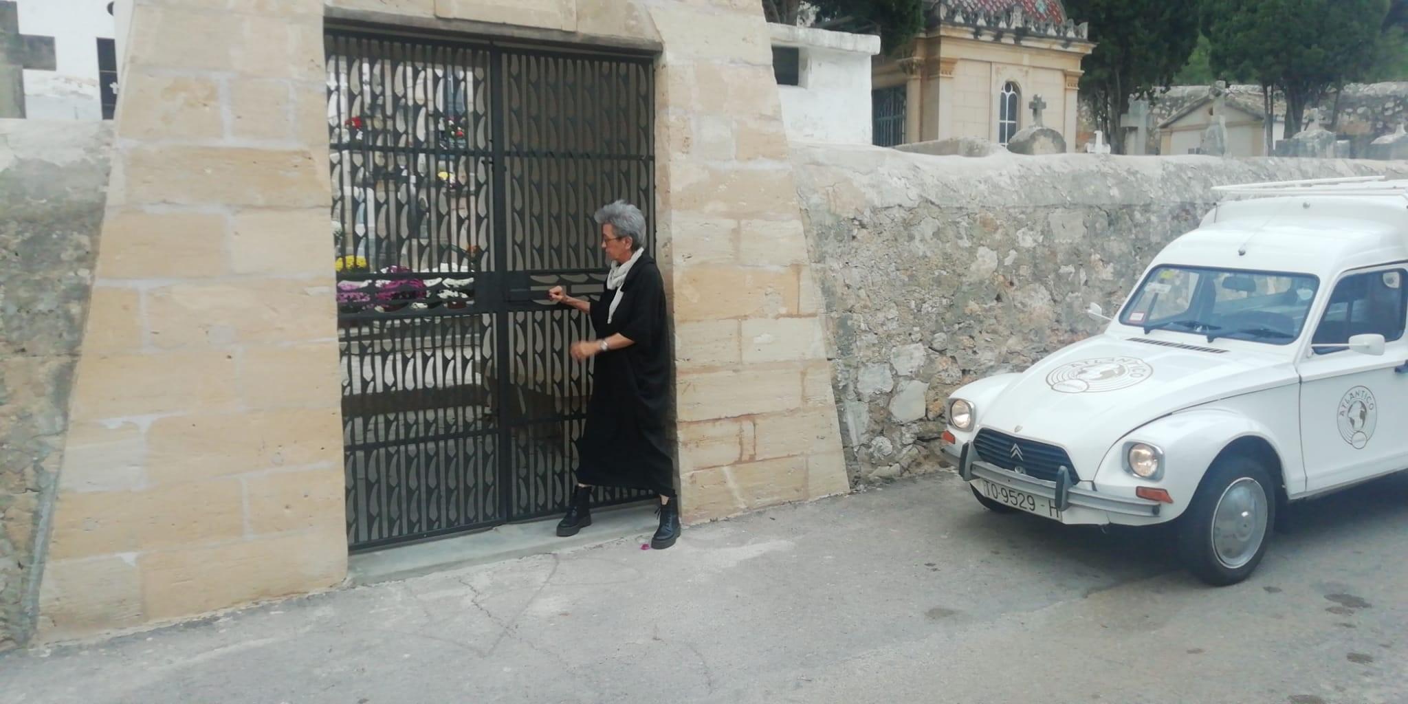 Citroen Dyane van scaring itself outside cemetery in Genova