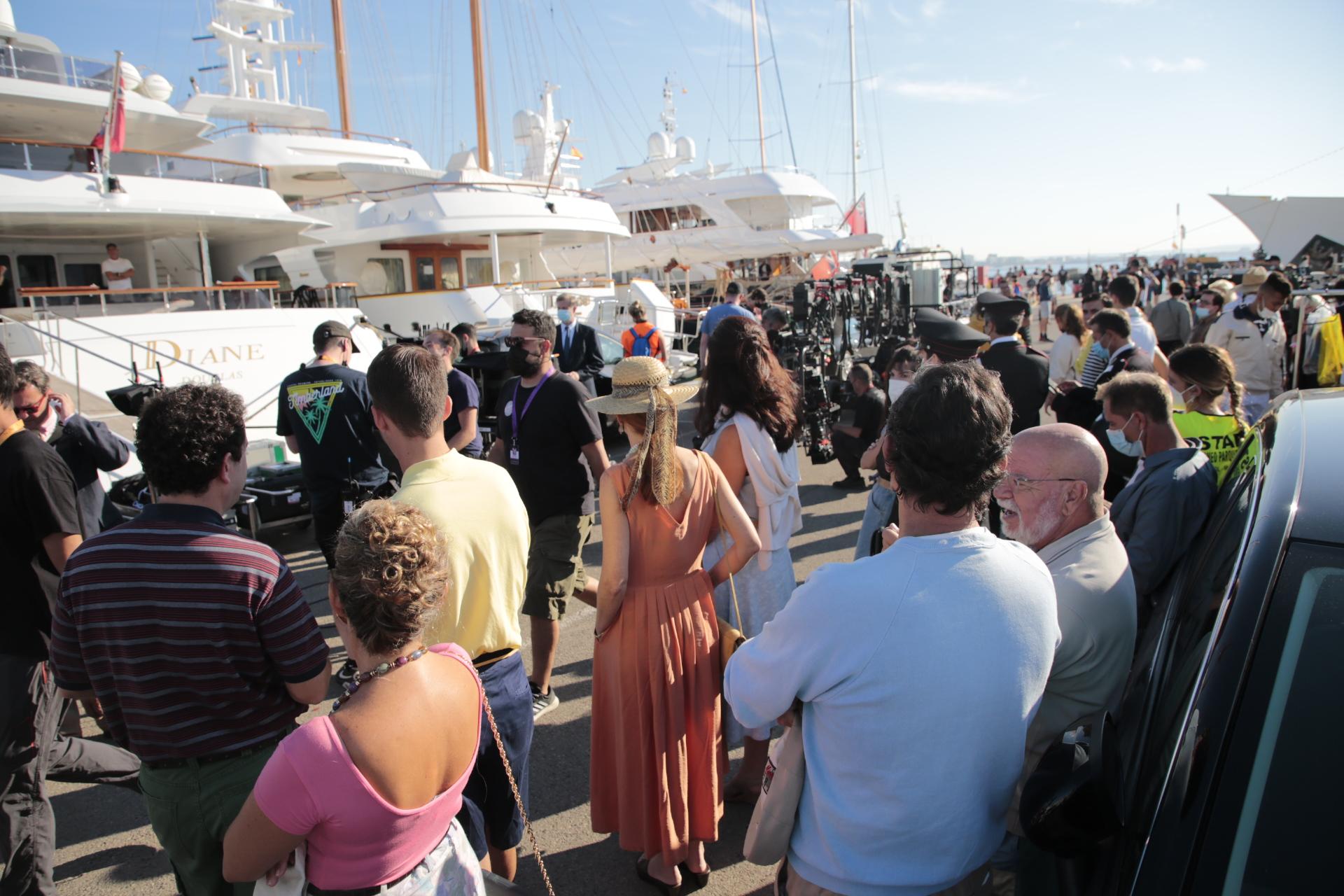 Eye-witnesses said that various production areas had been established around the yacht club.