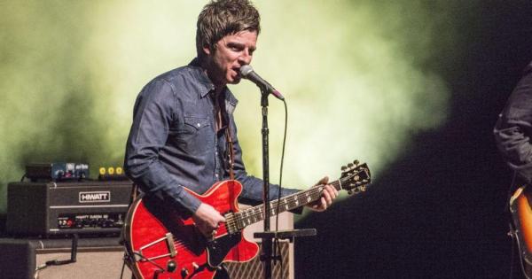 Sings wonderwall to Noel Gallagher