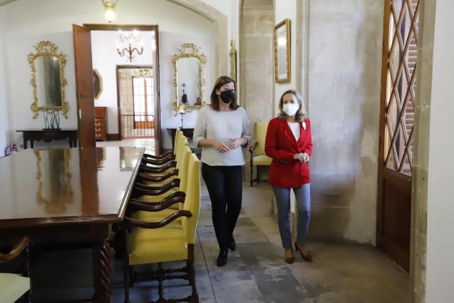 La presidenta Francina Armengol de las Islas Baleares (izquierda) con la vicepresidenta primera de España Nadia Calviño