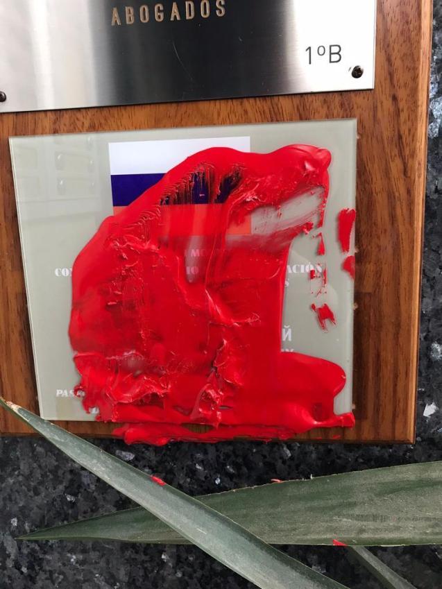 Pintar el cartel del consulado ruso en Mallorca