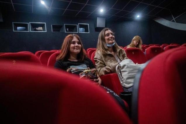 Las mascarillas ya no son obligatorias en cines y teatros.