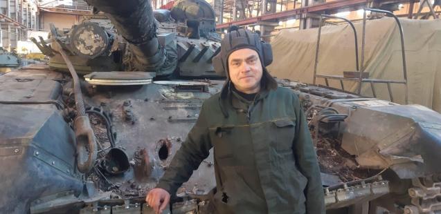 Taras con un Takn ruso destruido en Ucrania.