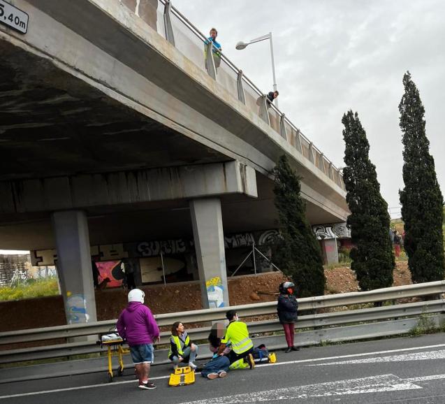 Los servicios de emergencia atienden a un adolescente que se cayó de un puente en Palma de Mallorca