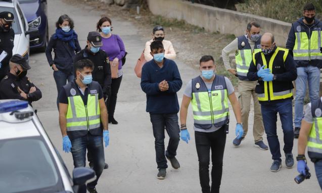 Antonio Cortés con la policía en Mallorca.
